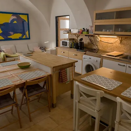 Very Old House Ptice