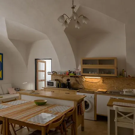 Very Old House Ptice